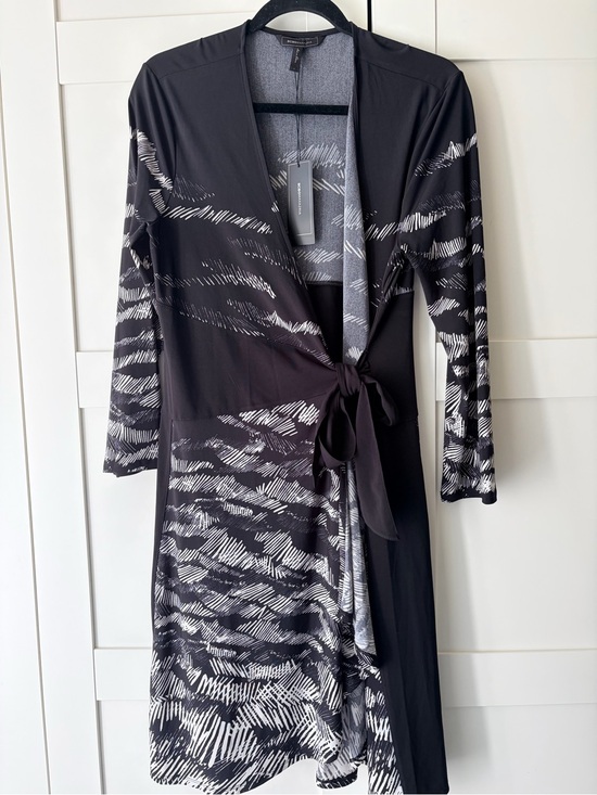 BCBGMaxAzria Dresses & Skirts - BCBGMaxAzria Gray and Black Wrap Dress